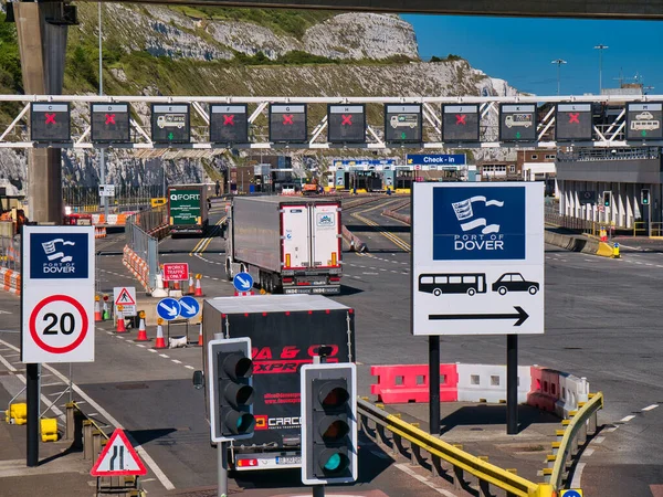 Lkws Bei Der Ankunft Belebten Hafen Von Dover Kent Großbritannien Stockbild