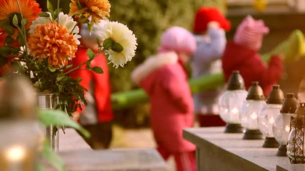 Niños en el cementerio — Vídeo de stock