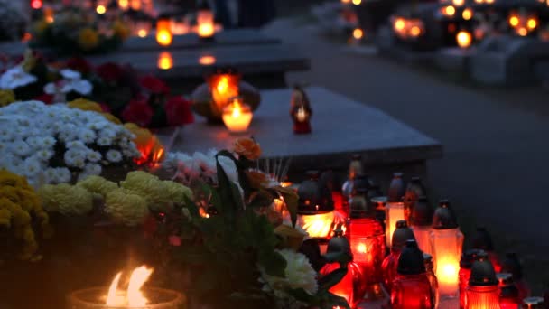 Velas navideñas en el cementerio — Vídeos de Stock