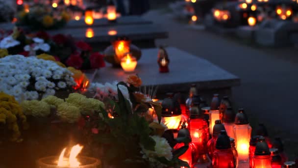 Bougies de vacances dans le cimetière — Video