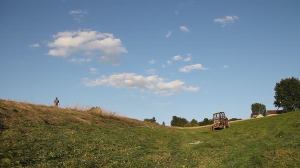 Tractor trabajando en el prado — Vídeos de Stock