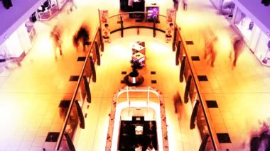 insanlar çok düzeyli bir alışveriş merkezinde