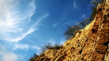 Bulutların üzerinde uçurumun