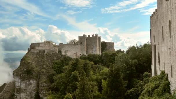 Stary zamek na wzgórzu — Wideo stockowe
