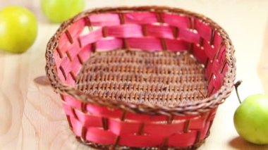 meyve sepeti içine koyar.