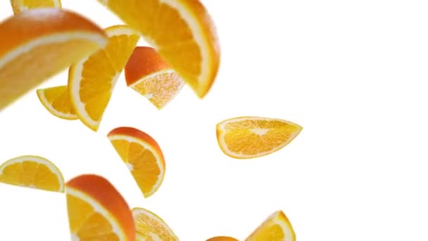 Klesající čtvrtiny Orange v ateliéru — Stock video