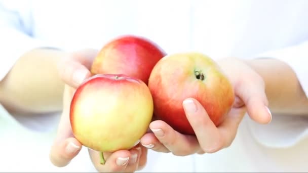 Manzanas frescas en las manos de una mujer . — Vídeo de stock