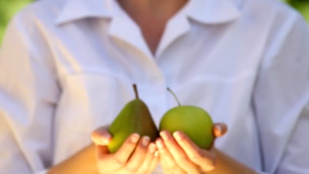 Man ger en persika till en kvinna — Stockvideo