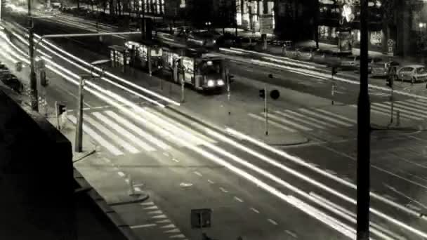 Tráfico de calle por la noche — Vídeo de stock