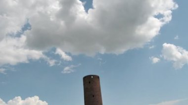 Eski kale üzerinde bulutlu gökyüzü kule