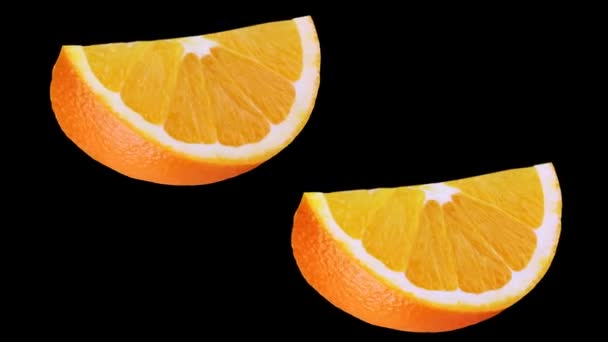Orangenscheibe rotiert auf schwarz — Stockvideo