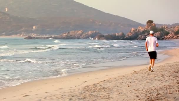 Jogging na praia . — Vídeo de Stock