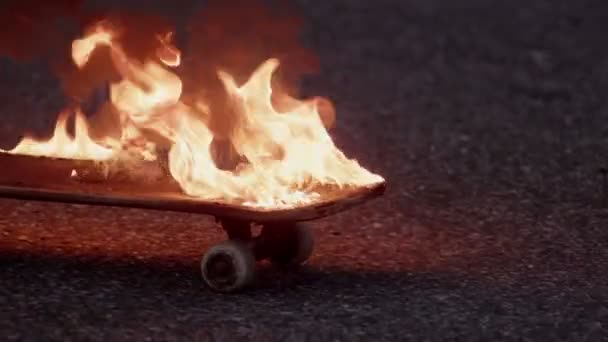 Skateboard on fire — Stock Video