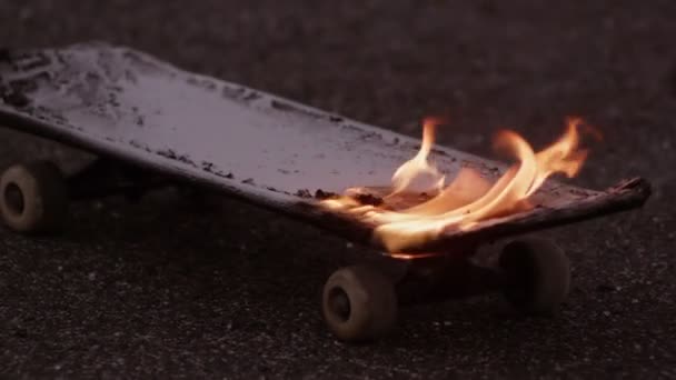 Skateboard en feu — Video