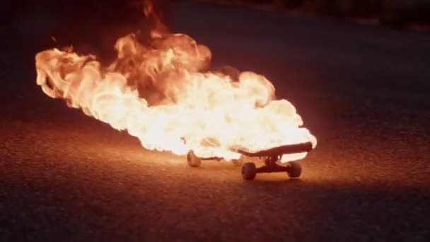 Skateboard in Flammen — Stockvideo