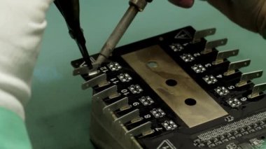 Çin Elektronik Tesisi: Kadın Mühendis Curcuit Lehim Yazdırıyor. Endüstriyel PCB 'nin Tasarımı, Geliştirilmesi, Silikon Mikroçipler, Yarı iletkenler. Ayrıntılı çekim kapat