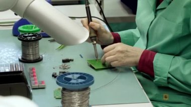 Çin Elektronik Tesisi: Kadın Mühendis Curcuit Lehim Yazdırıyor. Endüstriyel PCB, Silikon Mikroçipler, Yarı iletkenlerin Tasarımı, Geliştirilmesi