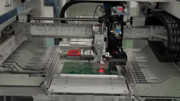 Máquina Fábrica Trabalho Placa Circuito Impresso Sendo Montada Com Braço — Vídeo de Stock