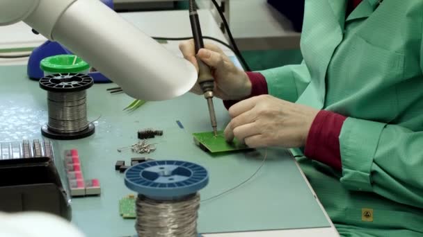 Chiny Electronics Facility Kobieta Inżynier Nie Drukowane Curcuit Lutowania Płyty — Wideo stockowe
