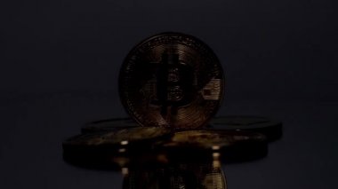 Altın dijital para Bitcoin süper bir makro fotoğraf içinde. Bozuk para karanlıkta altın ışıkla parlıyor. btc siyah arkaplanı açar