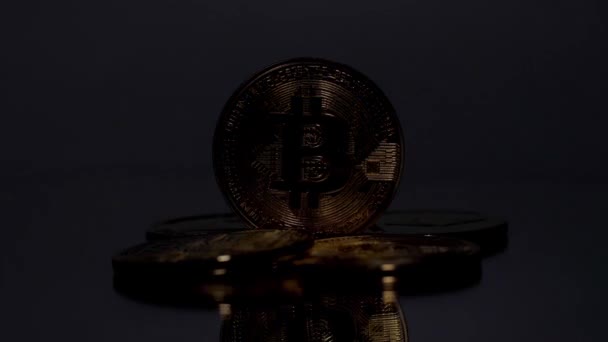 Kulta Digitaalista Rahaa Bitcoin Super Macro Tilannekuva Kolikko Kimaltelee Pimeässä — kuvapankkivideo