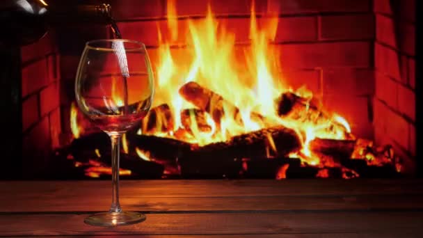 红酒倒进杯子里 放在燃烧的壁炉前 — 图库视频影像