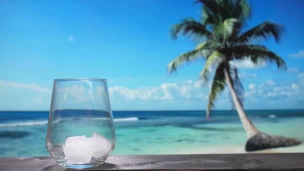 Склянку Вливають Густий Напій Кубиками Льоду Холодна Сода Тлі Пляжу — стокове відео