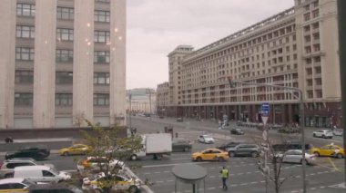 Moskova, Rusya - 20 Eylül 2021. Şehirde trafik çok yoğun. Şehir otoyolu arabaları doldurdu. Yoğun saatler. Geç kalmak. Özgeçmiş kadar uygun, kartpostal şablonu, poster. Üst görünüm, yukarıdan görünüm