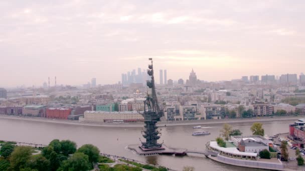Moscú Rusia Septiembre 2021 Monumento Pedro Grande Barco Encuentra Río — Vídeo de stock