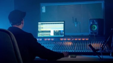 Ses Mühendisi, Müzik Yapımcısı, Müzisyen, Müzik Kayıt Stüdyosunda Sanatçı Çalışmaları, Yüzey Kontrol Masası Karıştırıcı Kullanıyor. Düğmeler, Faders, Sliders to Broadcast, Record, Hit Song Çal.