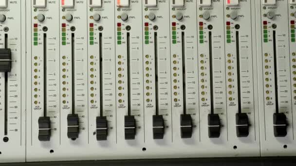 Müzik Karıştırma Masası Kayıt Stüdyosunda Müzisyen Melodileri Elektronik Müzik Enstrümanı — Stok video