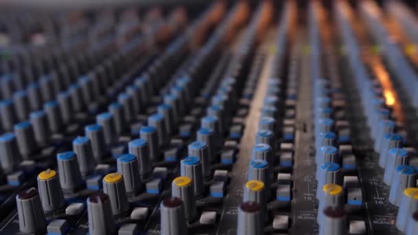 プロのレコーディングスタジオで編集ツールと音楽ミキサーのマクロスライドショット — ストック動画