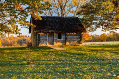 Stockholm, WI, ABD - 23 Ekim 2021: Pepin County, Wisconsin 'de tarihi eser. Laura Ingalls Wilder 'ın doğum yerinin kopyası. Büyük Ormandaki Küçük Ev' de tarif edilmiş..  