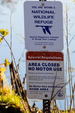 Buffalo County, WI, ABD - 23 Ekim 2021: Yukarı Mississippi Nehri Ulusal Vahşi Yaşam Sığınağı ve özel düzenlemeleri gösteren imza. Seçici odak, arkaplan bulanıklığı ve ön plan bulanıklığı.