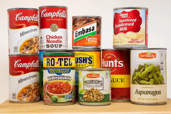 Dunn County, WI, ABD - 19 Aralık 2020: Raftaki Konserve Malların Çeşitliliği