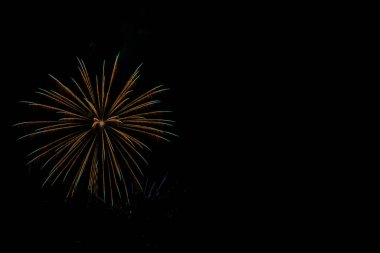 Gece gökyüzünde renkli havai fişek kutlaması. Yazmak için boş yeri var.