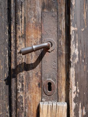 Eski paslı bir bina kapısı.