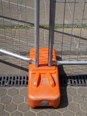 Sokaktaki metal çitin sahibi.