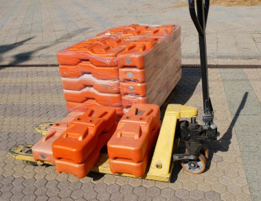 El yapımı bir forkliftin üzerindeki tel örgülerin plastik elementleri.