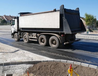 Yol inşaatında bir kamyon var.