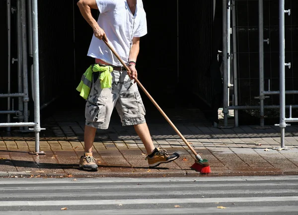 Hombre Está Limpiando Calle Con Una Escoba — Foto de Stock