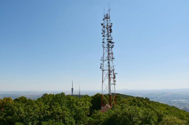 Televizyon kulesi ve antenler dağda, Pecs, Macaristan
