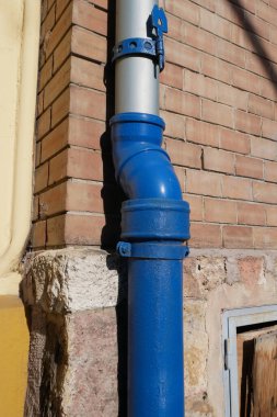 Bir binanın duvarındaki oluk borusu.