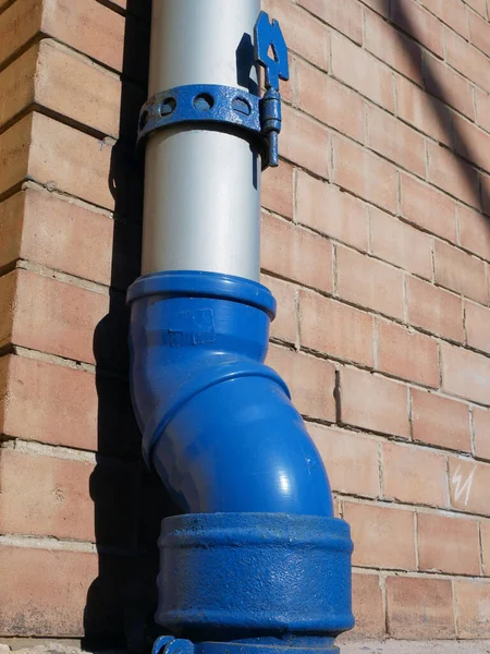 Bir binanın duvarındaki oluk borusu.