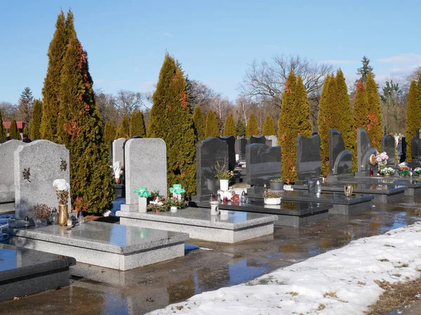 Grabsteine Auf Dem Öffentlichen Friedhof — Stockfoto