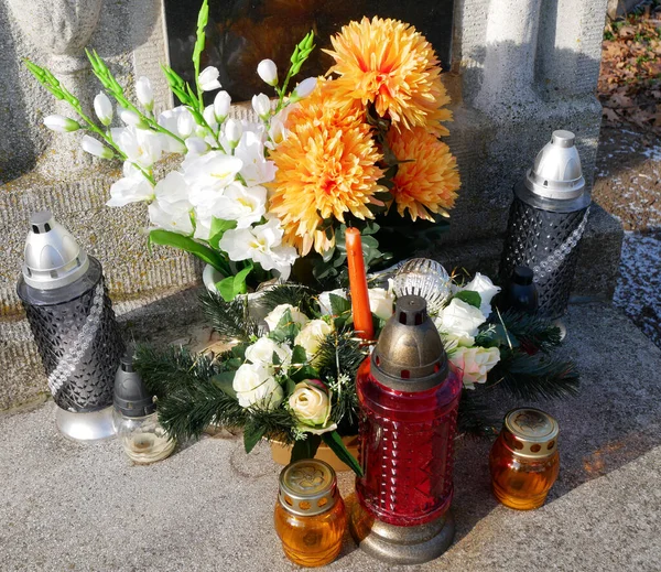 Flores Jarrón Cementerio Público —  Fotos de Stock