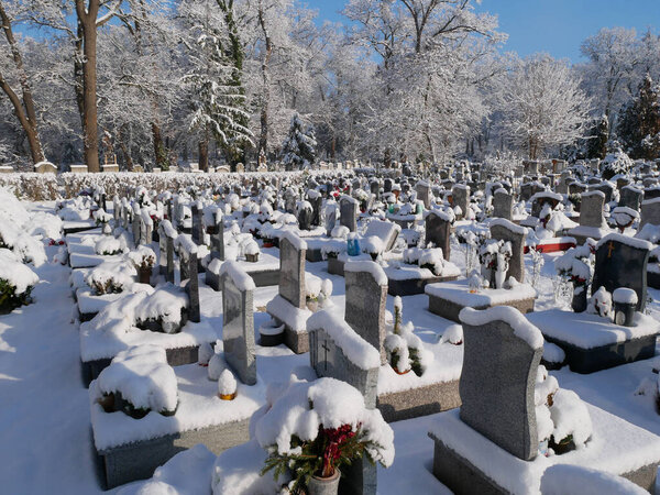 Зима на общественном кладбище