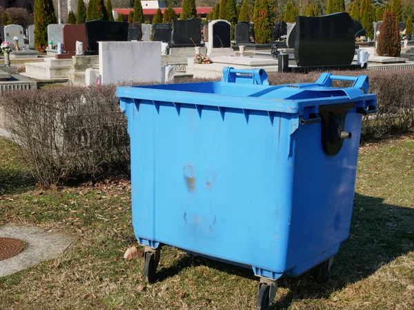 公众坟场内的大型垃圾桶 — 图库照片