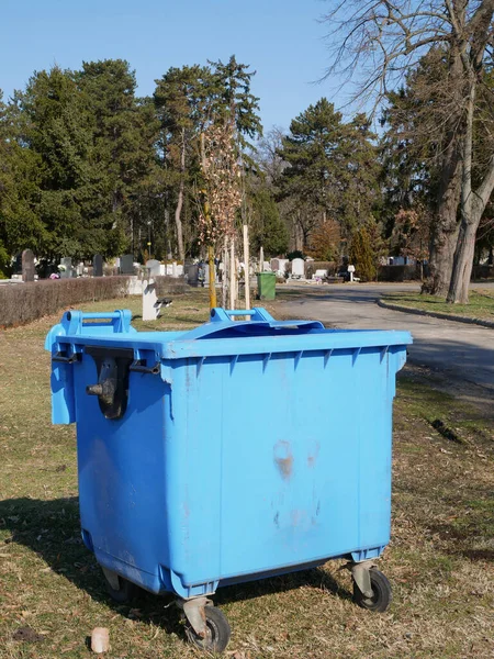 公众坟场内的大型垃圾桶 — 图库照片