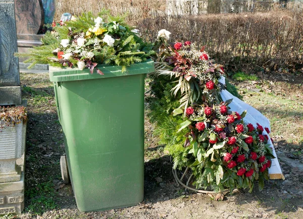 Szemetes Doboz Virágok Köztemetőben — Stock Fotó